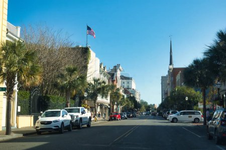 Foto de Charleston, Estados Unidos - 7 de noviembre de 2022: antiguo edificio histórico con tiendas y tiendas con fachadas coloridas alrededor de pequeñas calles en el centro de la ciudad con bandera americana en un techo - Imagen libre de derechos