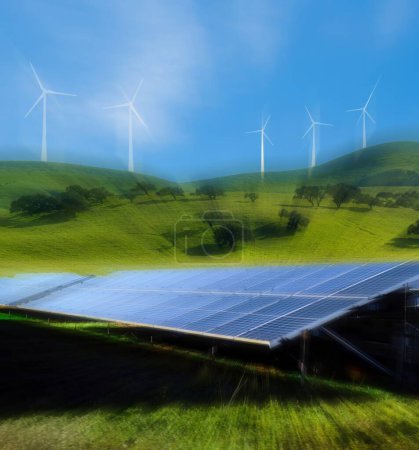 Foto de Transición energética a turbinas eólicas de energía verde y energía solar. - Imagen libre de derechos