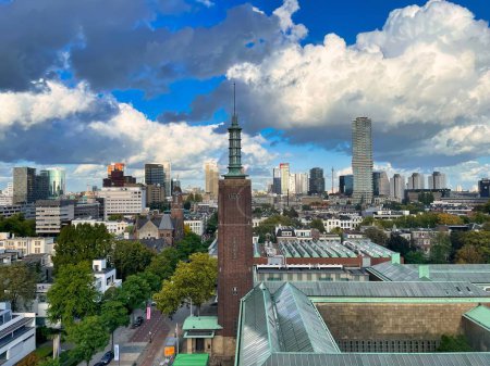 Téléchargez les photos : Rotterdam, Pays-Bas - 01 octobre 2022 : une vue d'ensemble de l'horizon moderne de la ville de Rotterdam - en image libre de droit