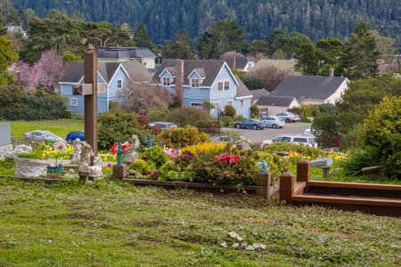 Téléchargez les photos : Mendocino, États-Unis - 16 février 2020 : un cimetière avec une croix et des fleurs sur une colline dans la ville côtière de Mendocino - en image libre de droit