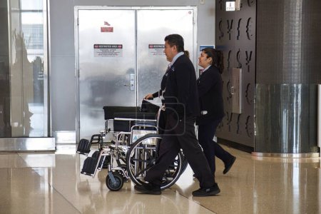 Foto de Los Ángeles, Estados Unidos - 23 de febrero de 2020: un servicio especial con coche especial disponible para pasajeros discapacitados disponible en el aeropuerto con sillas de ruedas - Imagen libre de derechos