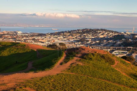 Foto de San Francisco, Estados Unidos - 25 de enero de 2013: la colina de las alturas bernales ofrece una gran vista de la ciudad. campos verdes y sendero conducen a la colina - Imagen libre de derechos