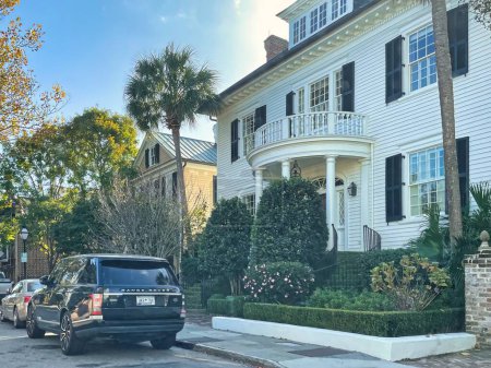Foto de Charleston, Estados Unidos - 7 de noviembre de 2022: antiguas casas históricas con fachadas coloridas alrededor de pequeñas calles en el centro de la ciudad - Imagen libre de derechos