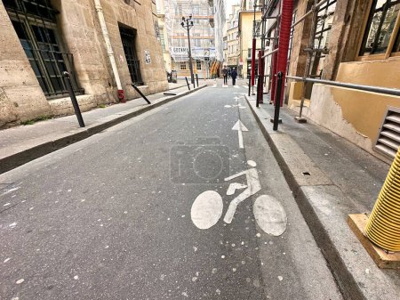 Téléchargez les photos : Paris, France - 11 avril 2023 : Panneau à vélo et flèches mentionnées dans les petites rues de Saint germain des pres - en image libre de droit