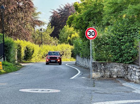 Foto de Menton saint bernard, francia - 25 de junio de 2023: coche conduciendo por carretera francesa con 30 kilómetros límite de velocidad mencionado en la señal - Imagen libre de derechos