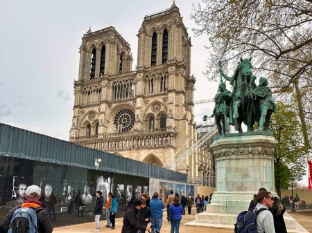 Foto de París, Francia - 11 de abril de 2023: los visitantes frente al famoso monumento de la ile de la cite la catedral de Notre Dame - Imagen libre de derechos