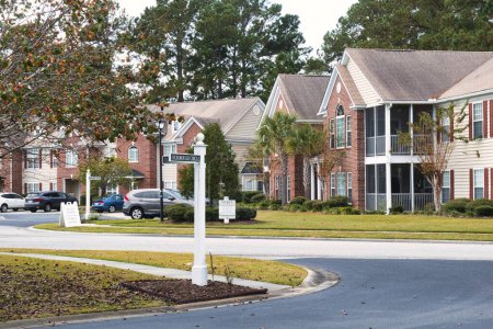 Foto de Mount pleasant, united states - november 6 2022: newly constructed homes in a suburban neighborhood in southern united states - Imagen libre de derechos