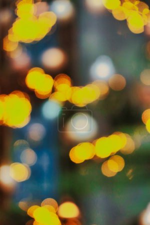 Foto de Una imagen de fondo de las luces de Navidad borrosas bokey festivo durante la temporada de vacaciones - Imagen libre de derechos