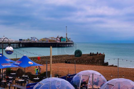 Téléchargez les photos : Brighton, Royaume-Uni - 04 mars 2022 : igloos ou cosses ont été placés sur une terrasse de restaurant près de la jetée de la station balnéaire anglaise pour une expérience culinaire privée - en image libre de droit