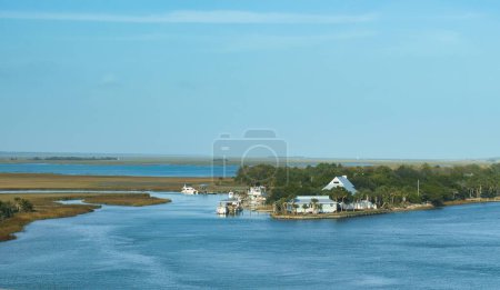 Foto de Charleston, Estados Unidos - 5 de noviembre de 2022: elegante casa de lujo o bienes raíces en la isla del pantano Charleston - Imagen libre de derechos