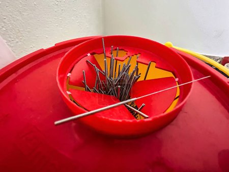 Téléchargez les photos : Den haag, Pays-Bas - 26 avril 2023 : les aiguilles d'acupuncture sont prêtes pour un traitement traditionnel dans une station thermale - en image libre de droit