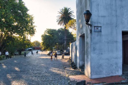 Téléchargez les photos : Colonia del sacramento, uruguay - 2 novembre 2022 : touristes marchant sur la pierre de galets site du patrimoine mondial de l'Unesco rue coloniale - en image libre de droit