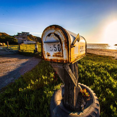 Téléchargez les photos : Baie de Bodega, États-Unis - 12 novembre 2011 : une vieille boîte aux lettres en métal rouillé près de la plage du Pacifique sur la campagne californienne - en image libre de droit