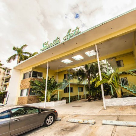 Foto de Miami, Estados Unidos - 06 de octubre de 2011: un complejo de apartamentos de estilo art déco de los años 60 con palmeras y patio - Imagen libre de derechos