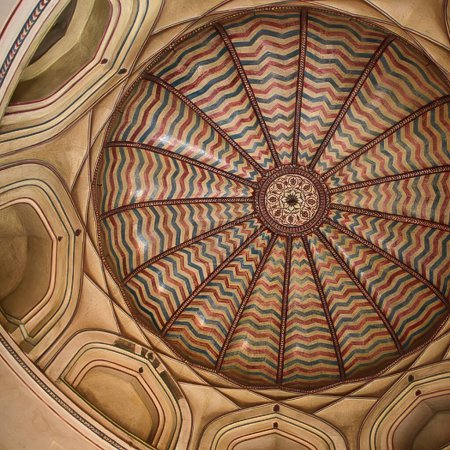 Téléchargez les photos : Jaipur, Inde - 16 septembre 2011 : plafond décoré du célèbre palais du patrimoine mondial de l'UNESCO fort de Jaigarh - en image libre de droit