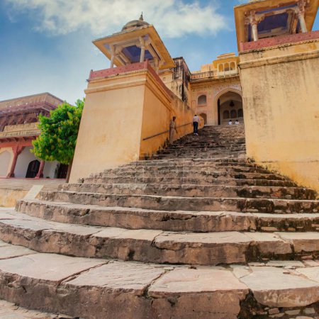 Téléchargez les photos : Jaipur, Inde - 16 septembre 2011 : les marches d'entrée entourées de tours au palais fort de Jaigahr de maharaja au Rajastan à Jaipur Inde - en image libre de droit