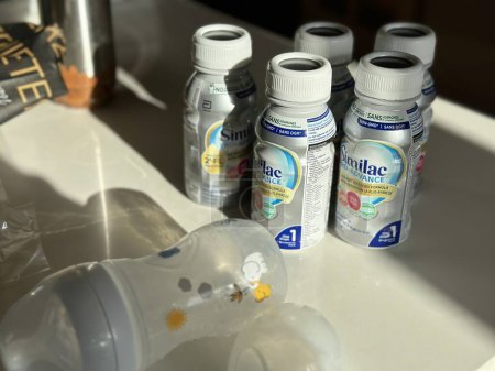 Foto de Den haag, Países Bajos - 20 de septiembre de 2023 el concepto de escasez de leche de fórmula para bebés demostrado por una lata vacía o biberón - Imagen libre de derechos