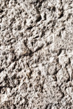 Téléchargez les photos : Talloires, France - 08 septembre 2020 : fissures, mousses et linches effrayantes sur les vieux murs historiques - en image libre de droit