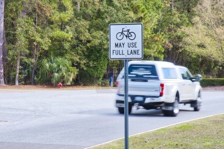 Téléchargez les photos : Monter agréable, états-unis - 6 novembre 2022 : signe pour les cyclistes indique leurs droits sur la route - en image libre de droit