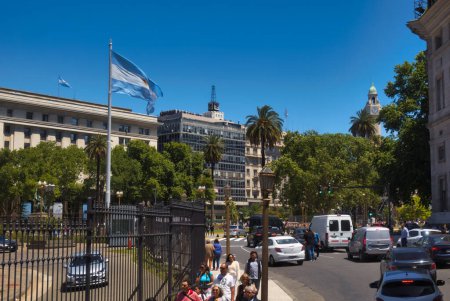 Téléchargez les photos : Buenos aires, argentine 4 novembre 2022 : un énorme drapeau national argentin debout sur le terrain du palais présidentiel casa rosada et en arrière-plan le banco santander - en image libre de droit