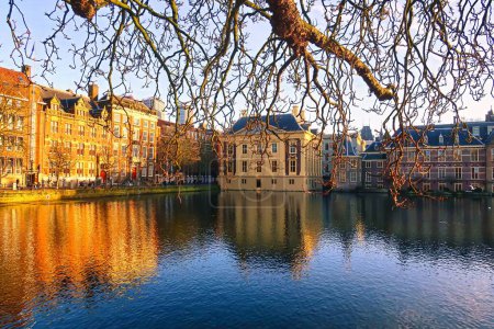Den Haag, Niederlande - 10. Januar 2022: Blick über die Wasseroberfläche des Teiches vor dem niederländischen Parlament mit dem Mauritshuis-Museum und dem Büro des Ministerpräsidenten t torrentje