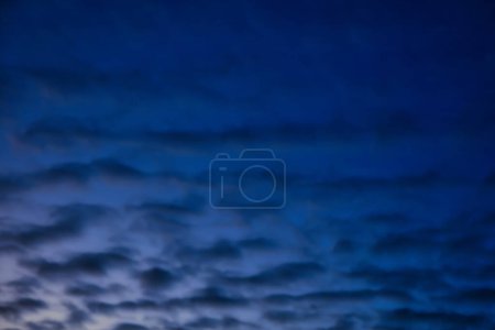 geheimnisvoller Himmel in der Nacht mit einer Wolkenformation, die ein Muster zu sein scheint