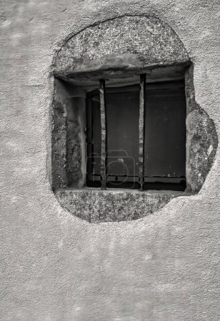 Menthon Saint Bernard, Frankreich - 10. September 2020: ein Fenster in einem historischen französischen Haus sieht alt aus und hat Bars