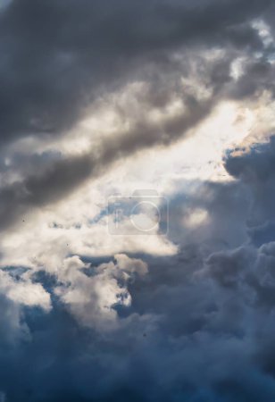 Foto de San Bernardo de Menthon, Francia - 22 de septiembre de 2020: una espesa formación de nubes azules grises y el sol detrás tratando de pasar - Imagen libre de derechos