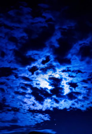 geheimnisvoll aussehender bewölkter Himmel mit Mondlicht und einem Muster am Himmel