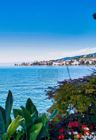 Foto de Montreux, Suiza - 05 de septiembre 2020: la cornisa en Montreux tiene hermosas flores y plantas y aquí una vista de Vevey - Imagen libre de derechos