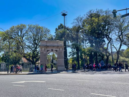 Foto de Buenos aires, Argentina - 27 de octubre de 2022: una puerta histórica en la plaza histórica con el monumento español forma la entrada al jardín zoológico - Imagen libre de derechos
