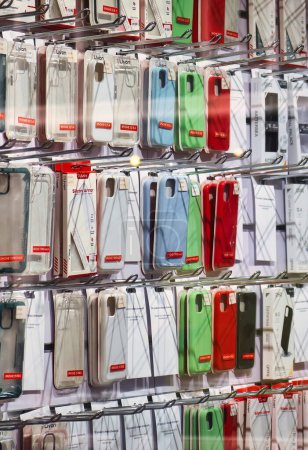 Téléchargez les photos : La Haye, Pays-Bas - 03 janvier 2022 : les housses de téléphone sont accrochées au mur dans un magasin de télécommunications vendant toutes sortes d'articles pour un téléphone intelligent, y compris la réparation - en image libre de droit