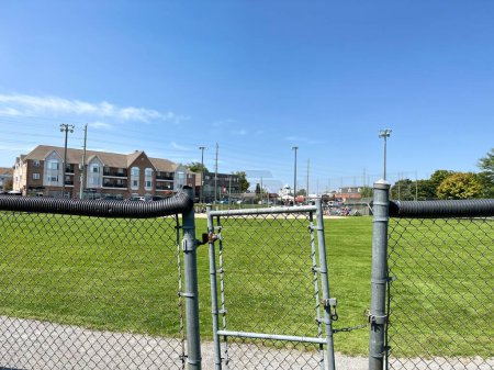 Téléchargez les photos : Port perry, Canada - 19 août 2023 : une clôture autour d'un terrain de baseball l'activité sportive la plus nord-américaine en plein air - en image libre de droit