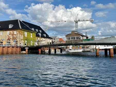 Téléchargez les photos : Copenhagen, Danemark - 25 juillet 2023 : les anciens entrepôts portuaires ont été transformés en appartements modernes exclusifs et coûteux - en image libre de droit