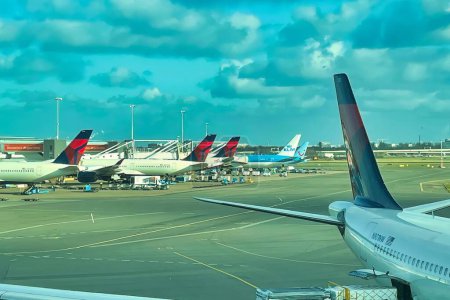 Téléchargez les photos : Schiphol, Pays-Bas - 19 février 2022 : plusieurs avions sont stationnés sur le tarmac d'un aéroport à une porte prête à embarquer - en image libre de droit