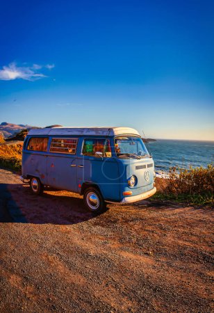 Téléchargez les photos : Baie de Bodega, États-Unis - 12 novembre 2011 : une camionnette hippie vintage est garée sur une longue route côtière lors d'un voyage pacifique dans la baie de Bodega - en image libre de droit