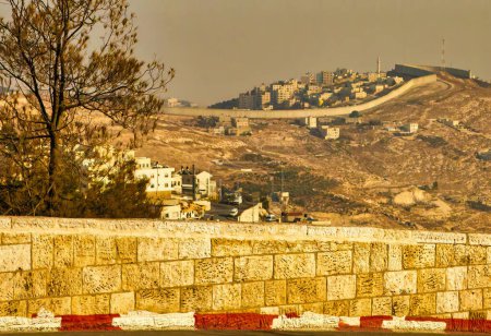 Foto de Jerusalén, Israel - 12 de noviembre de 2010: una vista del gran muro de hormigón que separa Israel y Palestina que se mueve sobre las colinas - Imagen libre de derechos