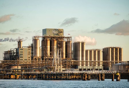 Foto de Rotterdam, Países Bajos - 22 de noviembre de 2021: una planta que forma parte de la industria petroquímica, una fábrica de mascotas o plástico - Imagen libre de derechos