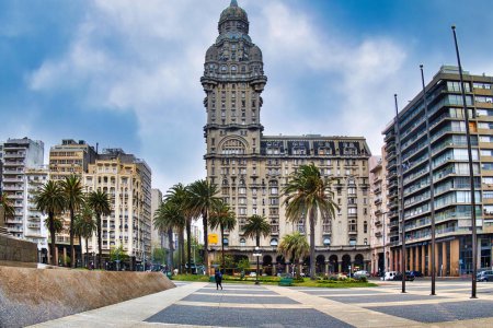Foto de Montevideo, uruguay - 30 de octubre de 2022: el famoso hito del palacio salvo durante el día en la plaza de la independencia - Imagen libre de derechos