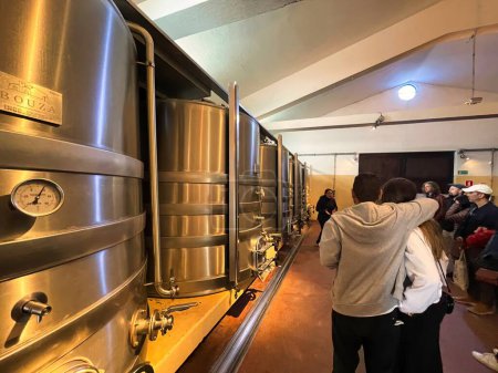 Téléchargez les photos : Montevideo, uruguay - 31 octobre 2022 : personnes en tournée dans la distillerie métallique du domaine viticole - en image libre de droit