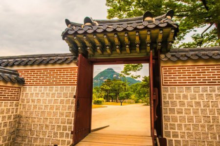 Seúl, Corea del Sur - 11 de junio de 2015: La puerta de entrada a una de las áreas del complejo que tienen sus propias paredes y entrada. Una visita al templo principal y complejo palaciego de Seúl, Gyeongbo
