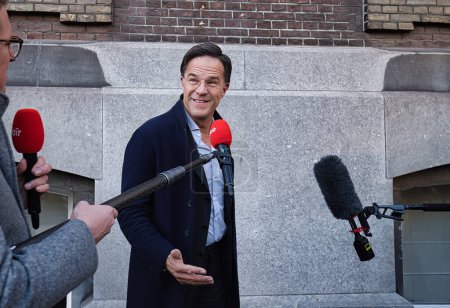 Foto de Den Haag, Países Bajos - 23 de noviembre de 2021: portait de un político holandés, el primer ministro Mark Rutte, líder seguido por la prensa en el corazón político del país: La Haya - Imagen libre de derechos