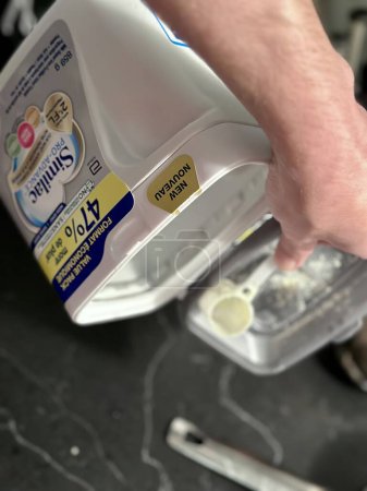Foto de Puerto perry, canada - 11 de septiembre de 2023: el concepto de escasez de leche de fórmula para bebés se muestra en una lata vacía o biberón - Imagen libre de derechos