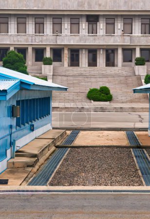 Téléchargez les photos : Panmunjom, Corée du Sud - 16 juin 2010 : la frontière hautement militarisée entre les deux Corée et Panmunjeom a uni les nations village de paix entre les deux - en image libre de droit