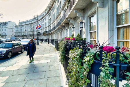 Foto de Londres, Reino Unido - 07 de marzo 2022: edificios victorianos exclusivos en Belgravia con embajadas y ricos oligarcas rusos residentes - Imagen libre de derechos