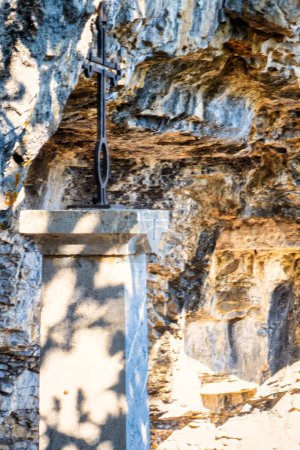 Téléchargez les photos : Talloires, France - 08 septembre 2020 : une croix de fer historique sur un pilier médiéval montrant la route et la direction pour les pèlerins - en image libre de droit