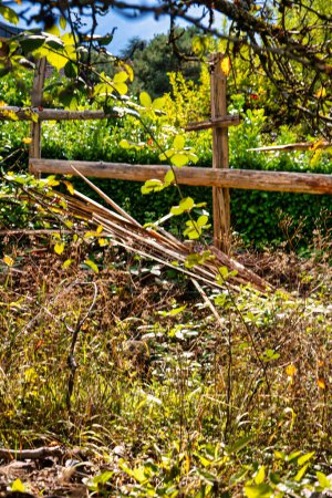 Menthon Saint Bernard, Frankreich - 22. September 2020: Auf einem Zaun in der Natur wurde ein Holzkreuz mit Ästen und Blättern errichtet