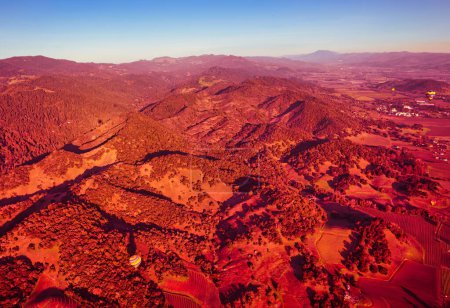 Napa, USA - 17. Februar 2013: Fahrt mit dem Heißluftballon über das Tal und die Berge einer Weinregion mit panoramischer Landschaft