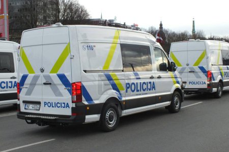 Téléchargez les photos : Transport de la police lettone sur le remblai de Daugava pendant le défilé des équipements militaires et spéciaux des forces de l'ordre à Riga 11.18.2022. - en image libre de droit