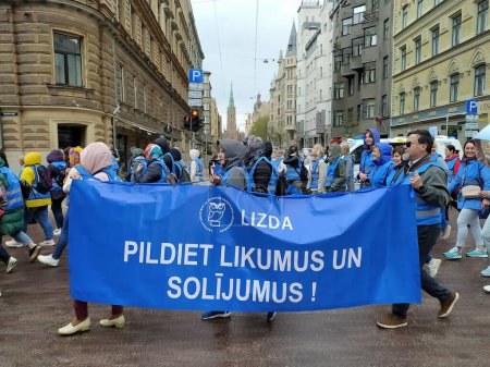 Téléchargez les photos : Lettonie, Riga, 24.04.2023. Une procession de protestation contre le sous-financement de l'éducation et de la médecine, un rassemblement de plusieurs milliers de personnes sur la place du Dôme à Riga, organisé par le Syndicat letton des travailleurs de l'éducation et de la science (LIZDA)) - en image libre de droit
